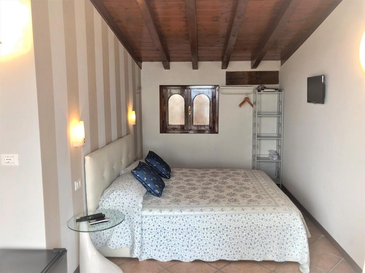 Villa Garuti Village Паденге-суль-Гарда Экстерьер фото
