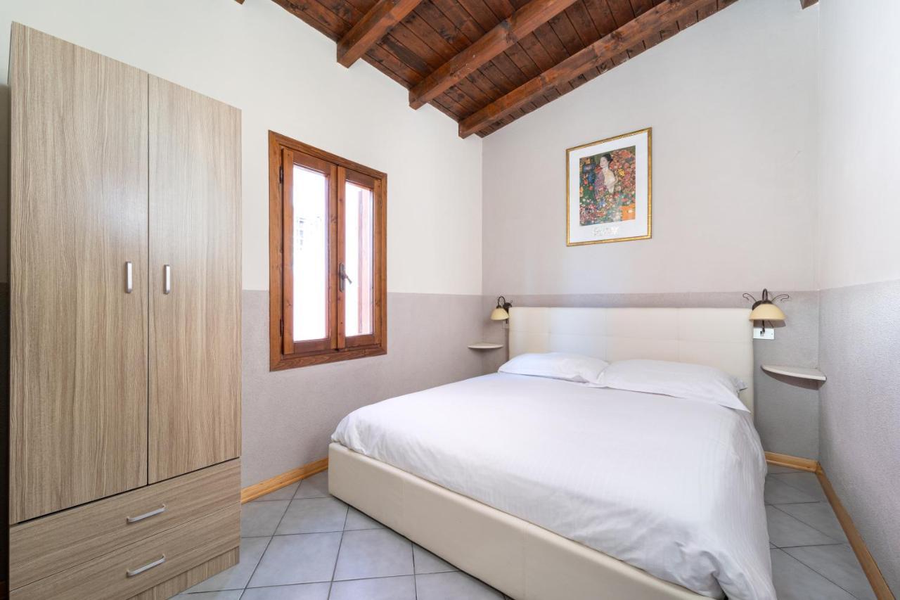 Villa Garuti Village Паденге-суль-Гарда Экстерьер фото