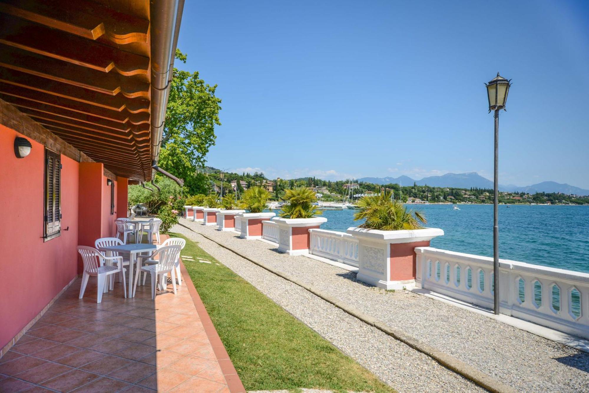 Villa Garuti Village Паденге-суль-Гарда Экстерьер фото