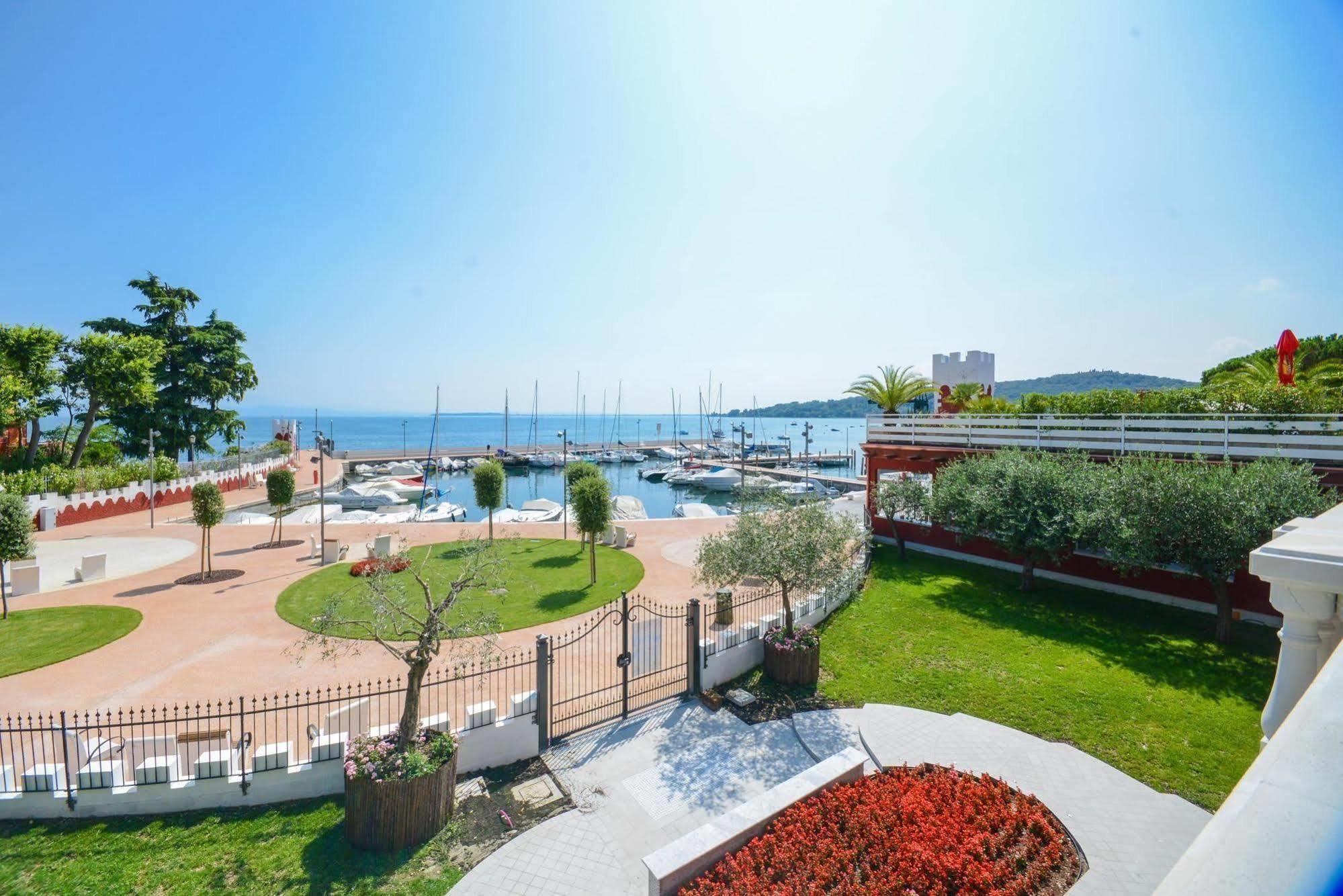 Villa Garuti Village Паденге-суль-Гарда Экстерьер фото