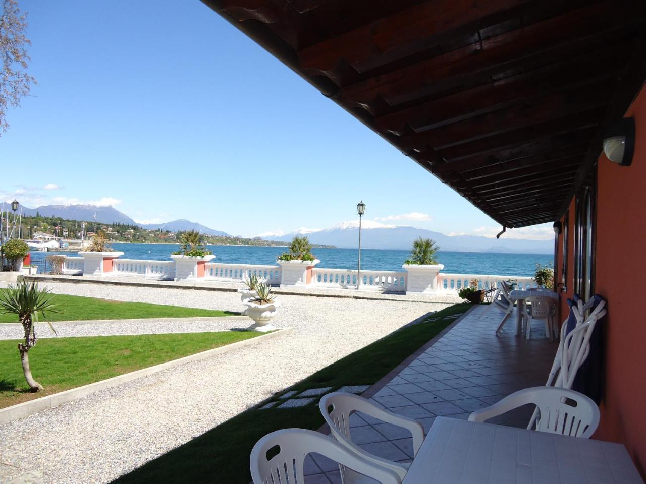 Villa Garuti Village Паденге-суль-Гарда Экстерьер фото